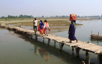 महाकाली नदीको बाढीले डुवानमा परेका परिवारको बिचल्ली: छाक टार्न धाधौं, त्रिपालमा रात बिताउँदै स्थानीयवासी